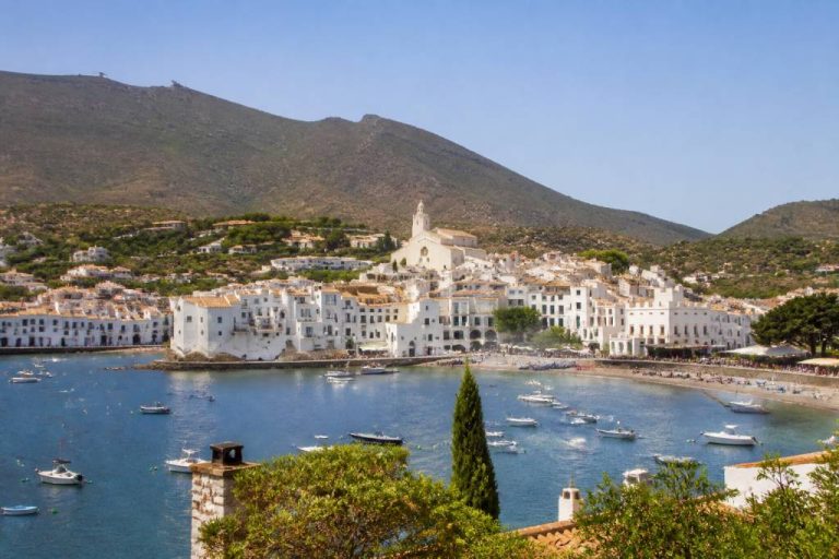 Où se trouve Cadaqués en Espagne ?